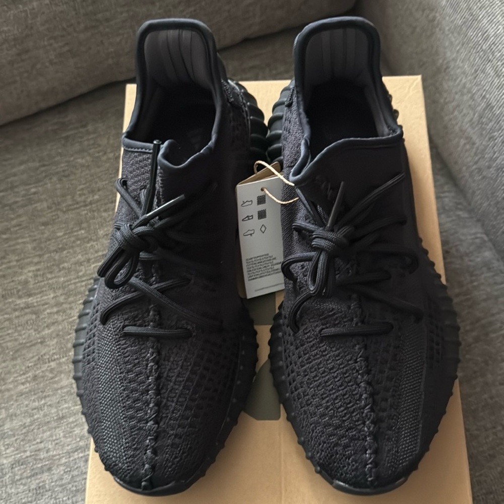 Brand New in Box Yeezy Boost 350 V2 Size 9.5